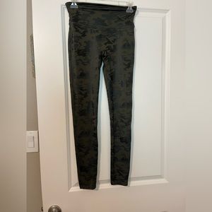 EUC Spanx Camouflage Print Leggings Size Medium